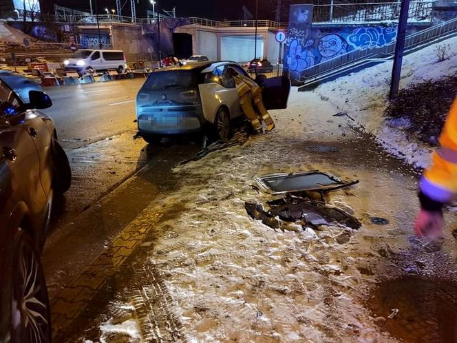 Pług śnieżny wylądował na boku, po tym jak huknął w BMW