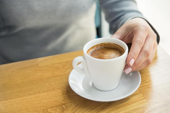 Niepokój, ból głowy i drżenie rąk po kawie? W ten sposób organizm chce coś powiedzieć