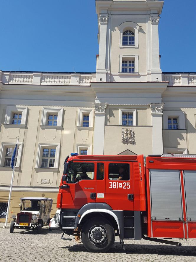 Alarm przeciwpożarowy w Ratuszu w Lesznie. Na miejsce wysłano cztery wozy strażackie