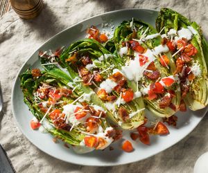 Smażona sałata rzymska - z czosnkiem, serem, boczkiem i  pomidorami