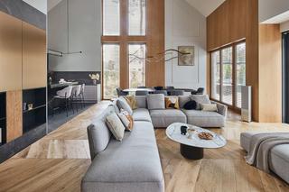 Nowoczesny przestronny dom w bieli i drewnie. Zdjęcia