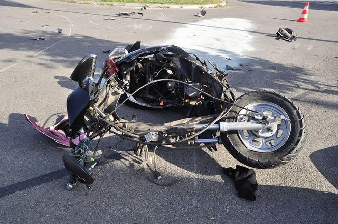 14-latek na skuterze zderzył się z samochodem. Chłopiec został ranny