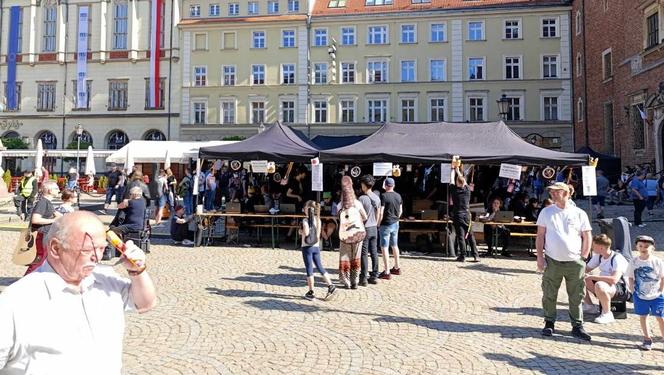 Gitarowy Rekord Świata 2024 we Wrocławiu rozpoczęty! Tak od samego rana wygląda teraz Rynek 