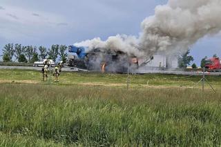 Dźwig stanął w ogniu na autostradzie A2. Słup dymu było widać z daleka