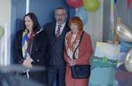 M jak miłość, po wakacjach. Adam Werner (Jacek Kopczyński), Krysia (Hanna Mikuć), pani Ola (Ewa Kolasińska)
