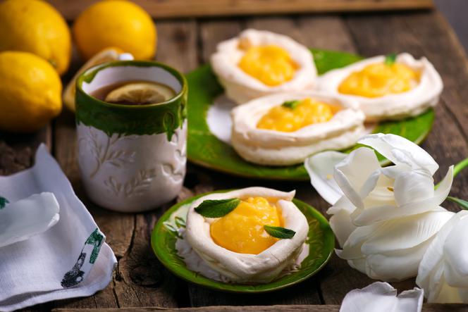 Bezowe jajka sadzone, czyli mini pavlova z lemon curd