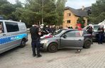 Kibole szykowali zasadzkę. Kłody drewna na drodze i sprzęt do walki w samochodach