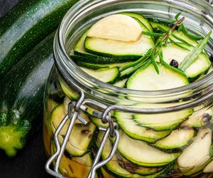 Cukinia w zalewie słodko-kwaśnej – sprawdzony przepis na najlepszą cukinię w słoikach na zimę