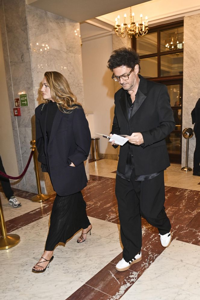 Kuba Wojewódzki z partnerką  na premierze "Hamleta"