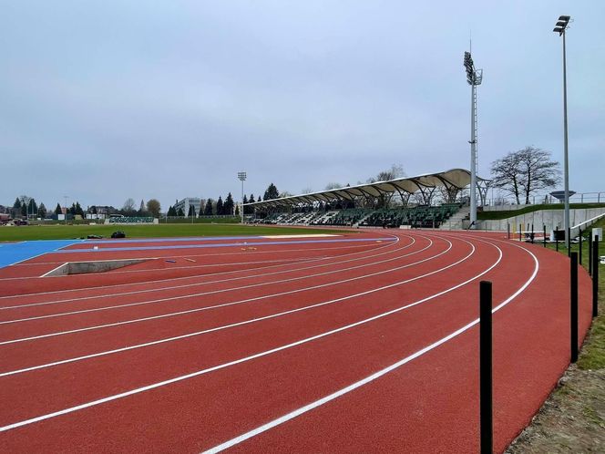 Ostatnie dni remontu stadionu w Starachowicach. Na bieżni pojwiły się tory