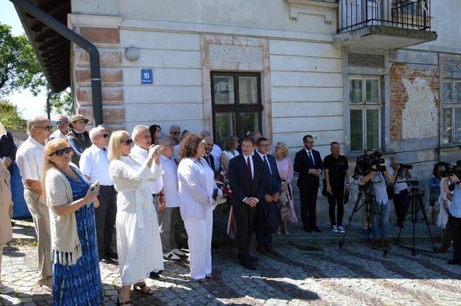 Przed kamienicą przy ul. Matejki odsłonięto tablicę upamiętniającą trzech wybitnych przemyślan