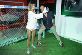 Natalia Siwiec pręży się przy bramce . Wie z kim gra?