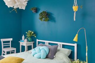 Niebieskie ściany w sypialni