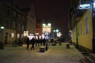 Świąteczne iluminacje w Olsztynie zachwycają. Prawdziwą „gwiazdą” jest choinka na starówce [ZDJĘCIA]