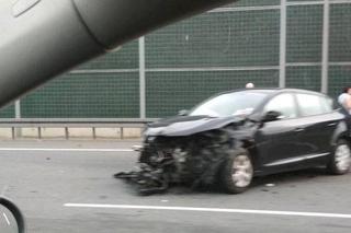 Wypadek na A2 za węzłem Konotopa. Rozbite auto i dwie osoby w szpitalu [UTRUDNIENIA]