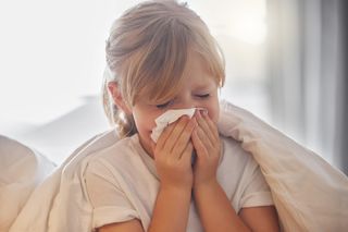 „Przedszkolny glut” daje w kość? Pediatra mówi, dlaczego dziecko ciągle choruje
