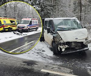 Zderzenie karetki pogotowia z samochodem dostawczym pod Warszawą. Ambulans zjechał na przeciwległy pas