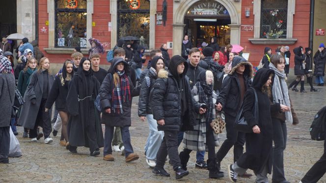 Polonez dla Fredry 2025 we Wrocławiu. Maturzyści zatańczyli na Rynku [ZDJĘCIA]