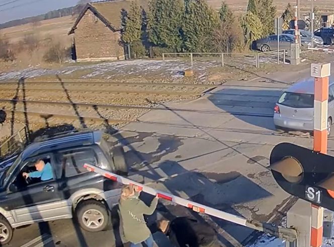 Sekundy dzieliły kierowców od tragedii. Odholowywali zepsute auto z torów po zamknięciu szlabanów