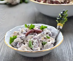 Sałatka smakowita. Kurczak i warzywa zatopione w aksamitnym sosie zachwycą każdego