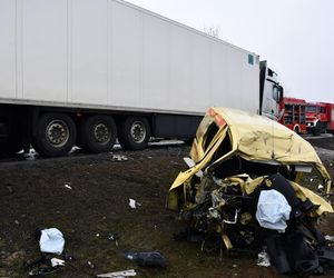 Tragiczny wypadek w Kołaczycach. Auto zmiażdżone przez dwie ciężarówki 