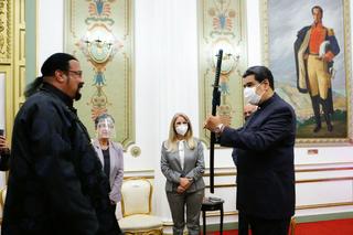 Steven Seagal pojechał do Wenezueli i dał Maduro miecz