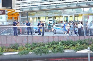 Atak nożem przed Złotymi Tarasami w Warszawie. Awantura zakończyła się dramatem