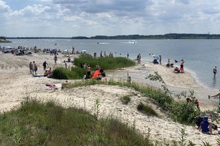 Wygląda jak na filmach. Dzika plaża nad jeziorem Pogoria IV