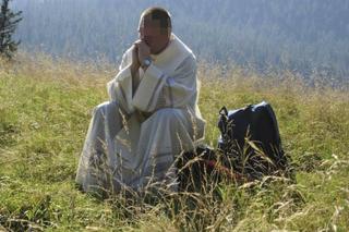 Zagadkowa śmierć księdza Grzegorza w basenie. Miał powiedzieć, że „musi się schłodzić”