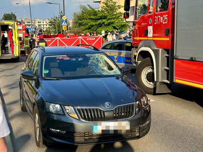 Tragedia na Ursynowie. Pieszy wpadł pod skodę na przejściu. Nie żyje