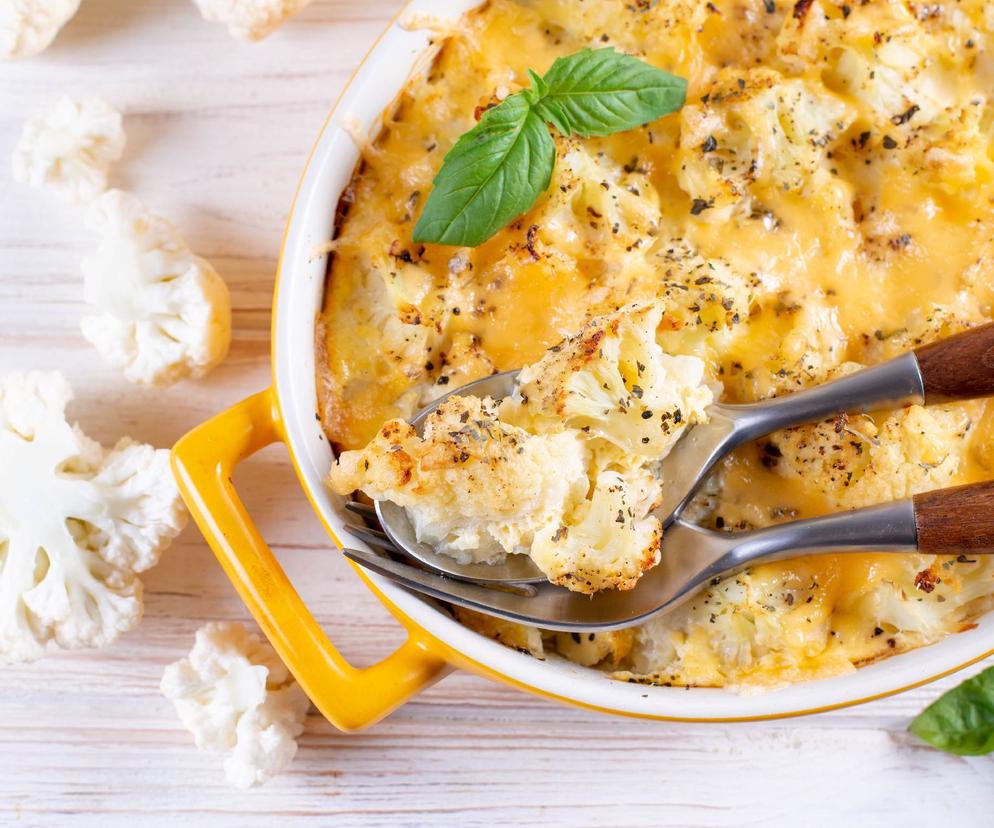 Młode ziemniaczki i kalafior zapiekane z sosem. Tani obiad przy minimum wysiłku