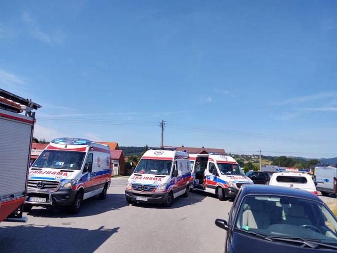 Nowy Sącz. Wypadek na ul. Tarnowskiej. Dzieci wśród poszkodowanych, trzy osoby w szpitalu [ZDJĘCIA]