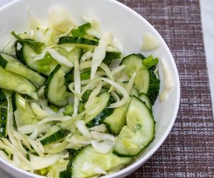 Surówka z ogórków kiszonych. Wystarczą 3 składniki i 5 minut 