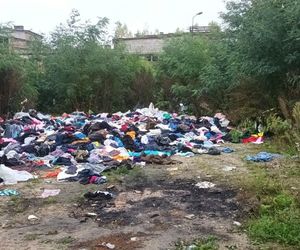 Sterta ubrań wyrzucona w zaroślach w Lublinie