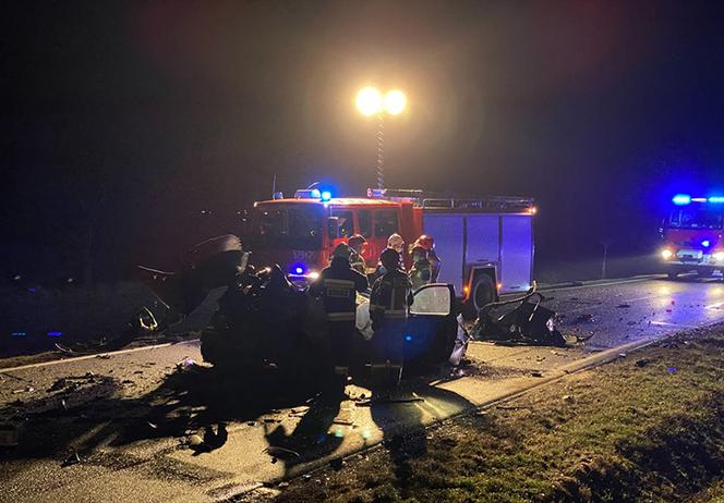 Samochód osobowy zderzył się z dwiema ciężarówkami. Tragedia na DK 25