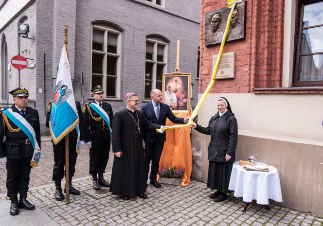 W Toruniu odsłonięto tablicę poświęconą św. Janowi Pawłowi II oraz bł. kard. Stefanowi Wyszyńskiemu