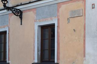 Zmalował napisy na zabytkowych kamienicach w Zamościu. Narobił strat na 2,5 tys. zł 