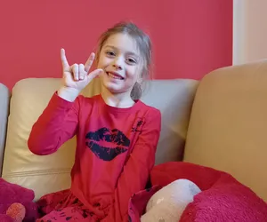 5-letnia Jagoda z Sosnowca zachęca dzieci do nauki języka migowego. Nagrywa specjalne filmiki