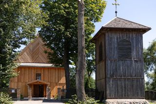 Niewielka wieś w województwie podlaskim, do której ściągają tłumy. Nie tylko z powodu atrakcji