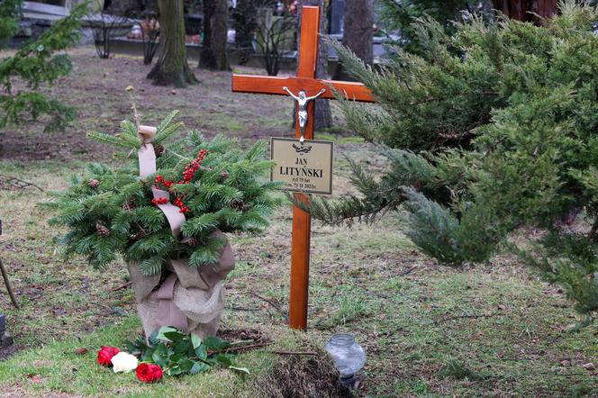 Tak wygląda grób Jana Lityńskiego w pierwszą rocznicę śmierci 