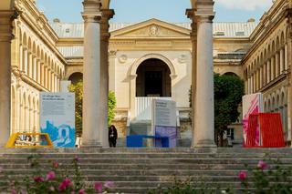 Instalacja Izabeli Bołoz na dziedzińcu paryskiego Hôtel-Dieu