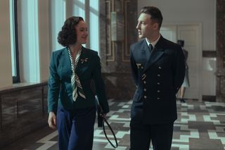 Zatoka szpiegów, odcinek 16. Eva (Sonia Mietielica), Jorg (Maciej Kucharski)