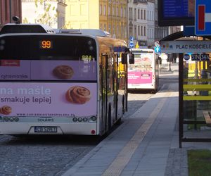 Na zrewitalizowany plac Kościeleckich w Bydgoszczy wróciły autobusy! 