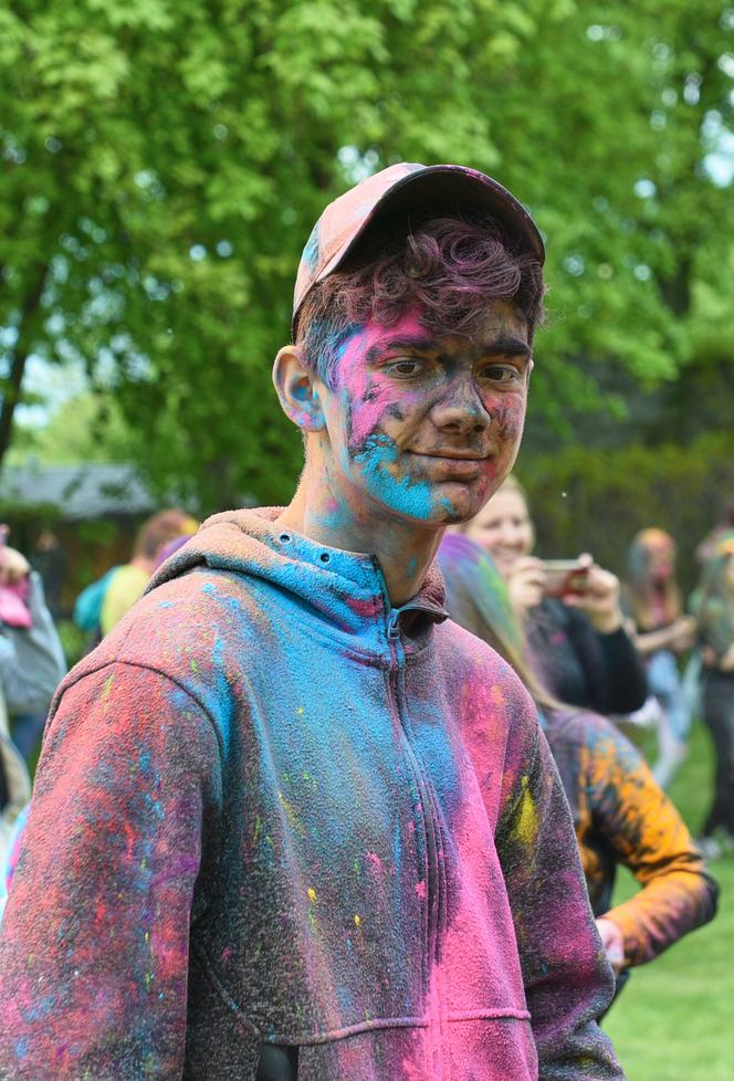 Lublin „wybuchł” kolorami. Holi Festival nad Zalewem Zemborzyckim