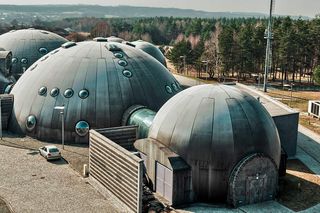 Bollywood w cyberkopułach. Kosmiczne miasteczko przy autostradzie A4 szokuje kierowców od ponad 20 lat