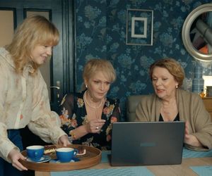 Barwy szczęścia, odcinek 3192: Rawiczowa (Elżbieta Jarosik), Małgorzata (Adrianna Biedrzyńska), Emilka (Jessica Frankiewicz)