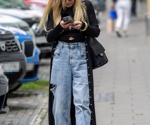 Monika Olejnik w butach Miu Miu za krocie i porwanych dżinsach! Ta stylizacja szokuje