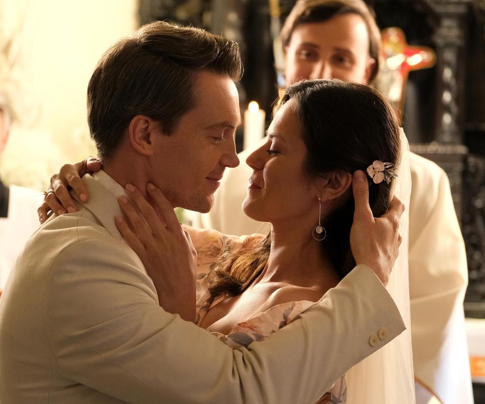 M jak miłość, odcinek 1748: Zjawiskowy ślub Kasi i Jakuba nad morzem. Udzieli go im znajomy ksiądz - ZDJĘCIA