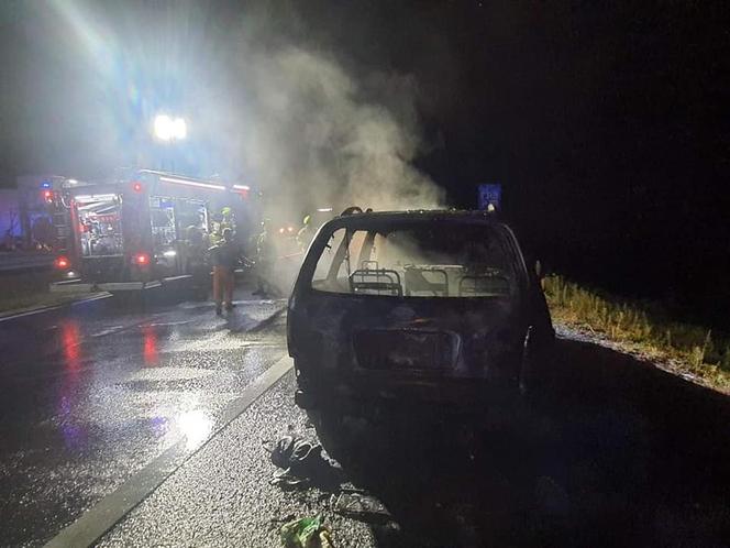 Pożar samochodu na S3 pod Skwierzyną. Na drugm pasie doszło do zderzenia