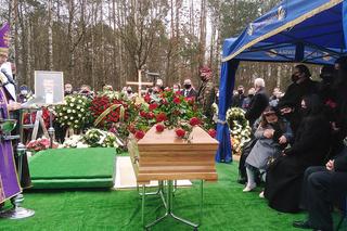 Pogrzeb Krzysztofa Krawczyka. Cmentarz w Grotnikach. Wielka rozpacz wdowy po zmarłym artyście [ZAPIS RELACJI] 